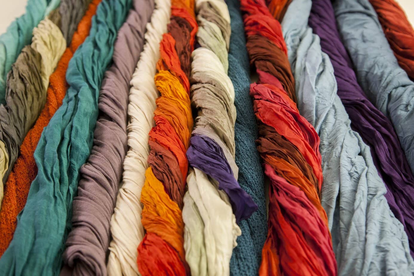 Bunte Schals liegen in einer Reihe