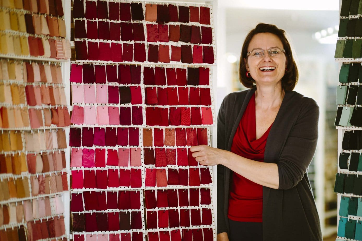 Mit allerlei Zeitungssausschnitten beklebter rundes Bild. Die Zeitungssausschnitte zeigen Hände, tanzende Menschen,Wasser und Pflanzen.