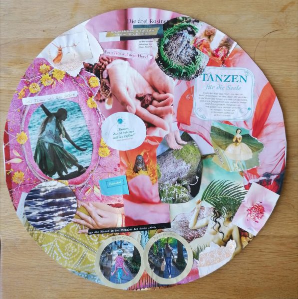 EIne Collage aus verschiedenen bunten Bildern und Textfragmenten aus Zeitschriften liegt auf einem Holztisch. Die Collage ist rund und erinnert damit an einen Kreis und den Frauenkreis, um den es in dem Text geht. 
